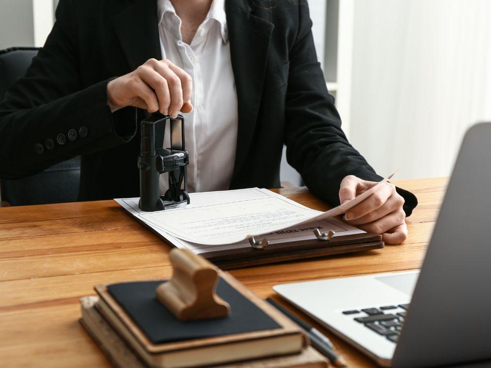 Entenda exatamente quem trabalha no cartório e suas funções principais 